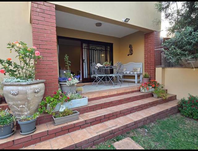 2 BEDROOM TOWNHOUSE FOR SALE IN BOARDWALK MEANDER